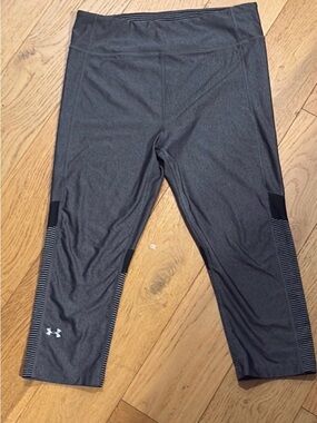 UA HeatGear Gray Heather Striped Crop Leggings - Size M